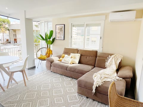 Successful Airbnb property: Refurbished, 4 min walk to the beach. Location + Parking in Cullera