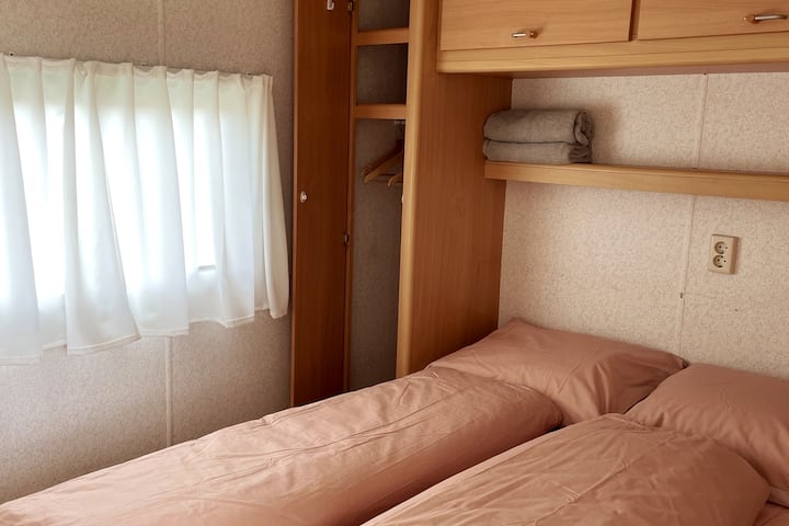 Një krevat dopio me gjerësi 1.40 në orën 2.00 të gjatë.
Në këtë dhomë ka një dollap të varur në të dyja anët.