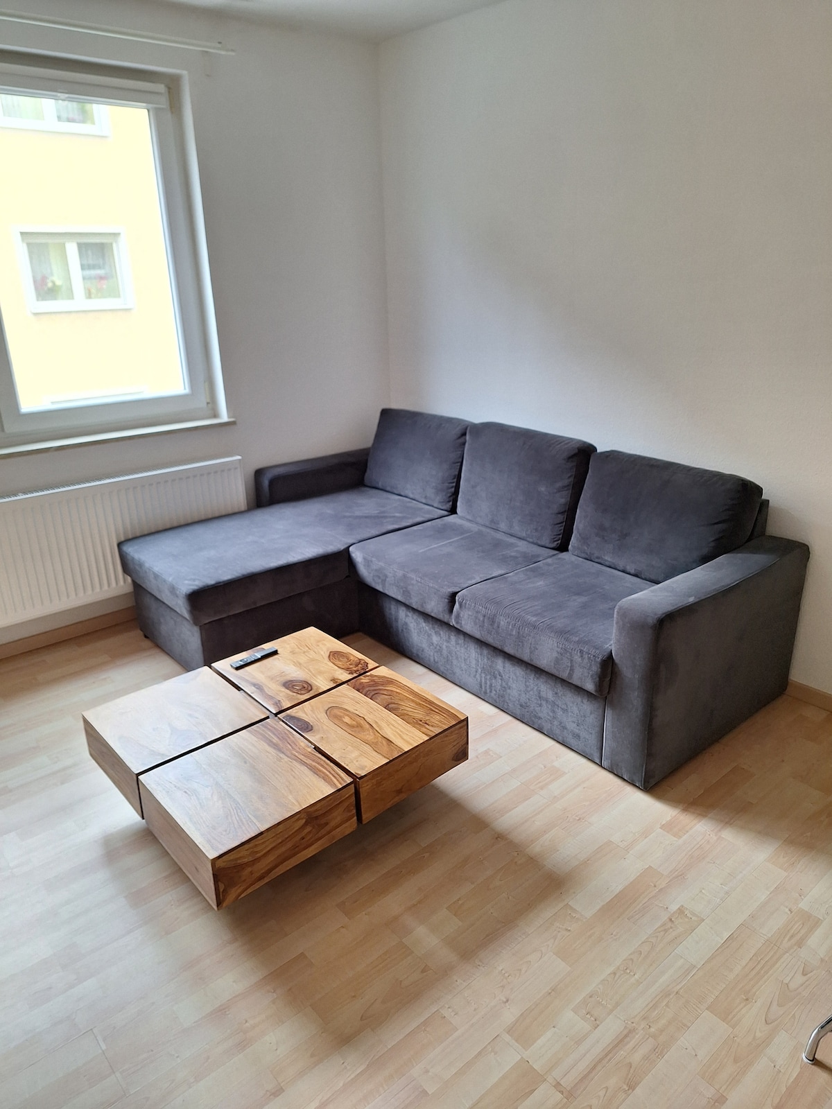 Uitschuifbare slaapbank met tv-tafel