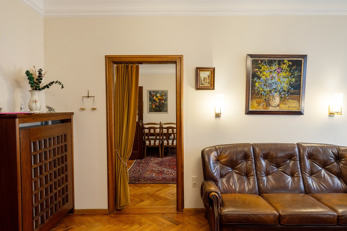 Popular Airbnb listing: 4 Rooms | 4 Beds | 5 min to HBF | Terrace | 160sqm in Augsburg