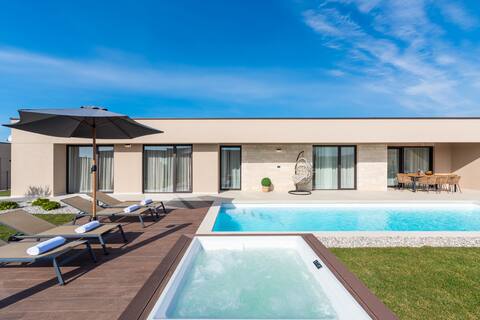 Villa Daleo with heated pool and jacuzzi