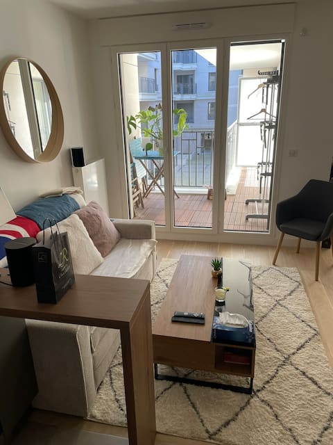 Successful Airbnb property: New apartment near Paris with balcony, 4 minutes from the metro in Clichy