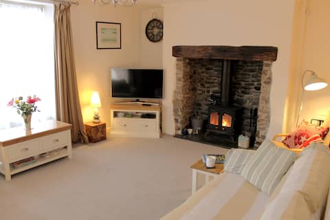 Popular Airbnb listing: Aysha House, 3 bed cottage - 5 mins walk to beach. in Northam