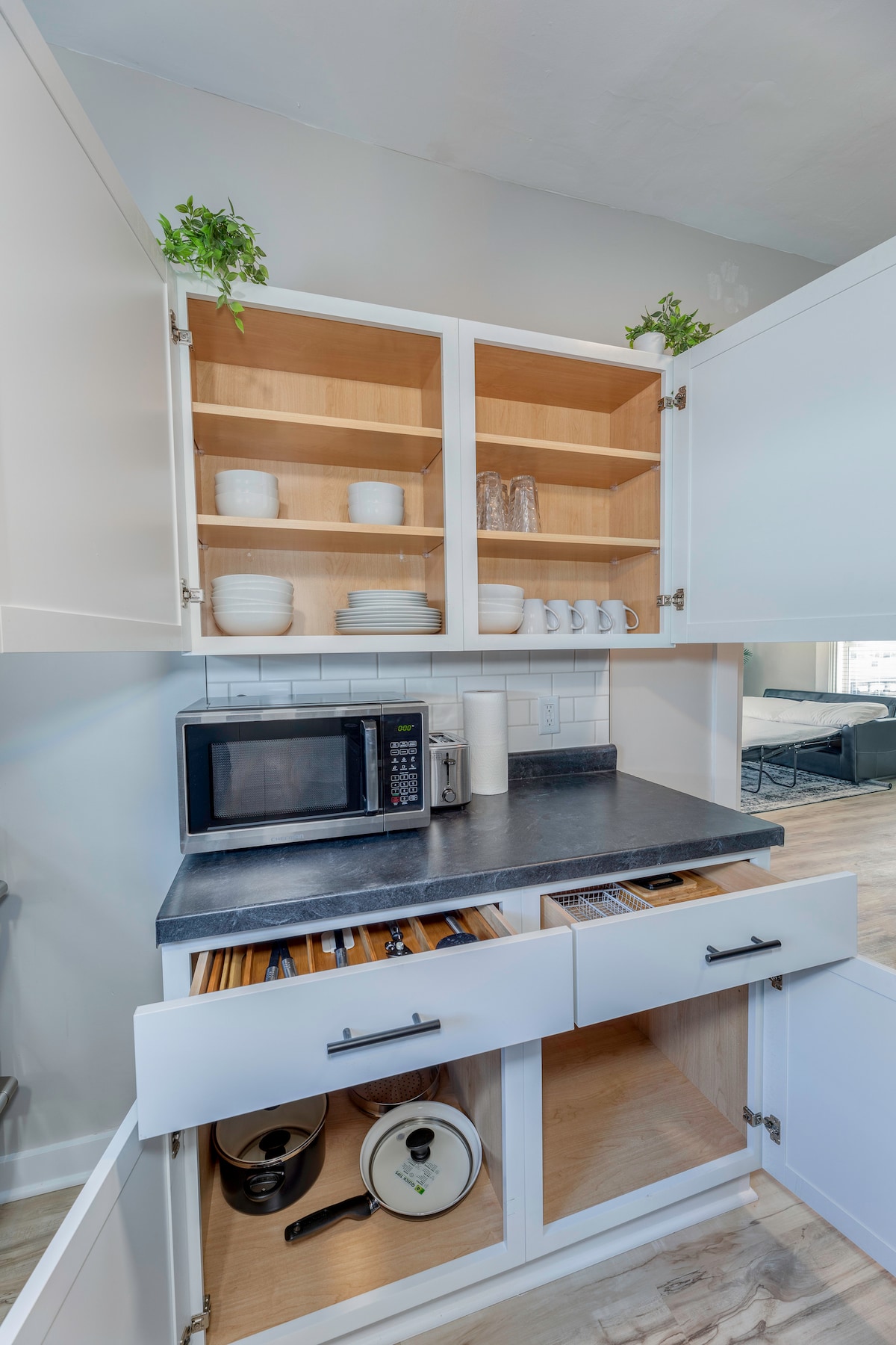 One Bedroom Apt. w/ King Suite & Free Parking