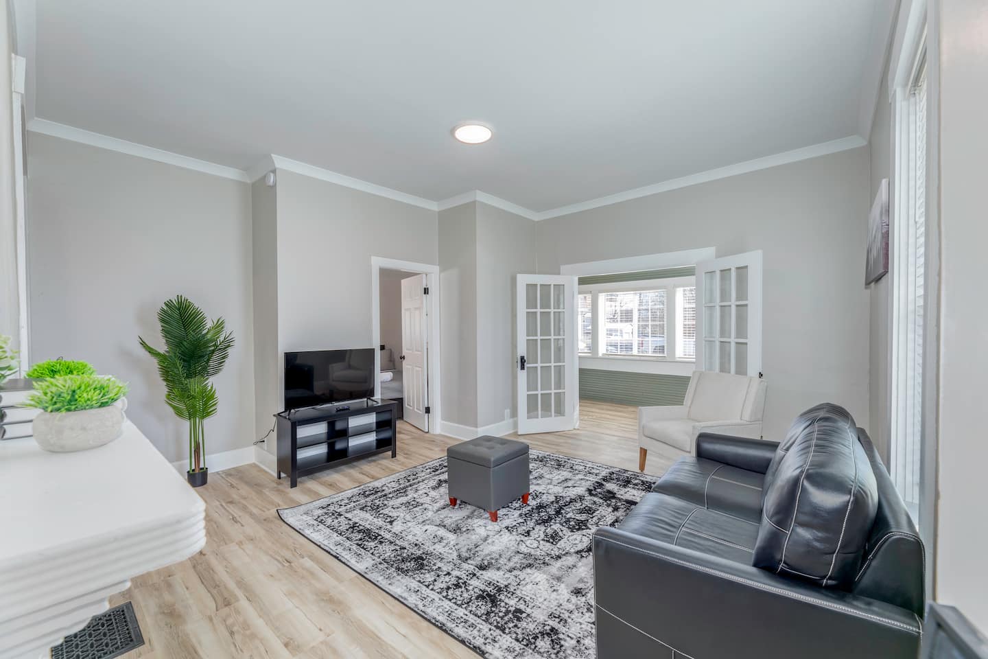 One Bedroom Apt. w/ King Suite & Free Parking