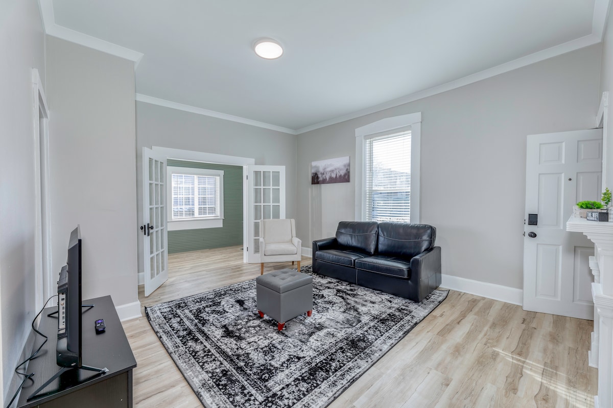 One Bedroom Apt. w/ King Suite & Free Parking