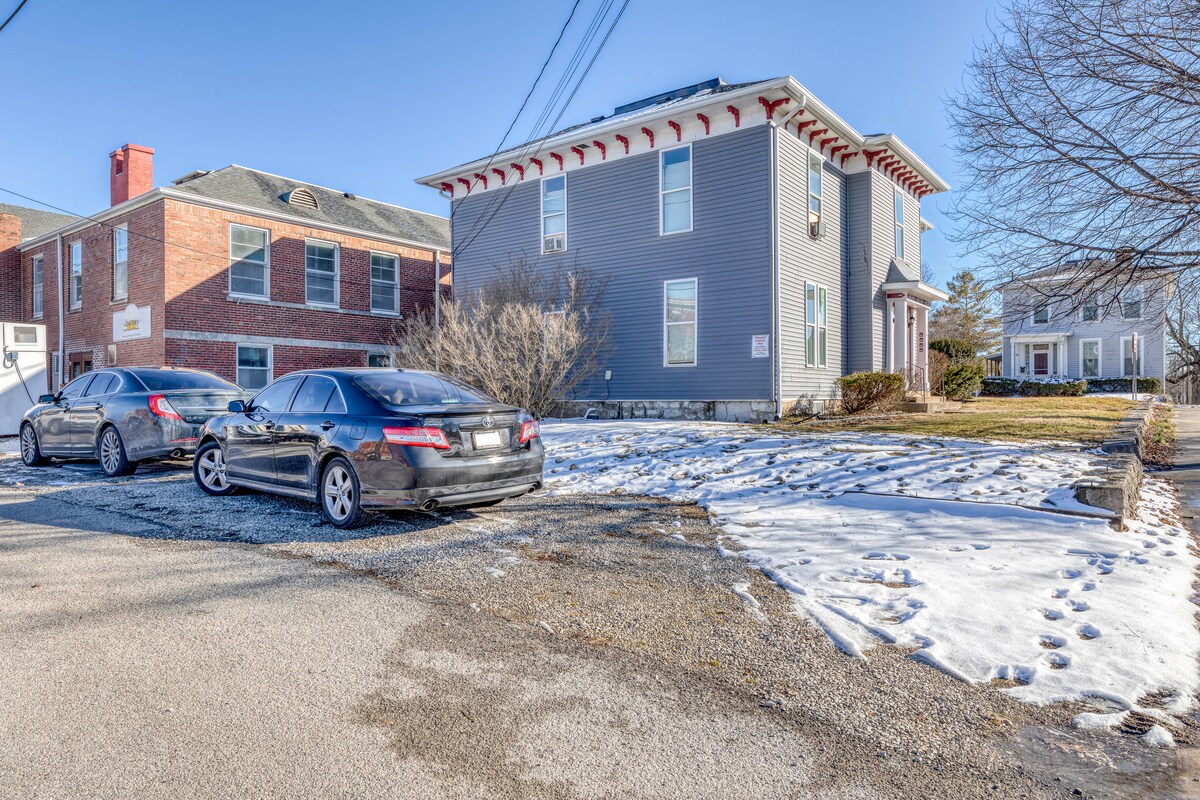 One Bedroom Apt. w/ King Suite & Free Parking