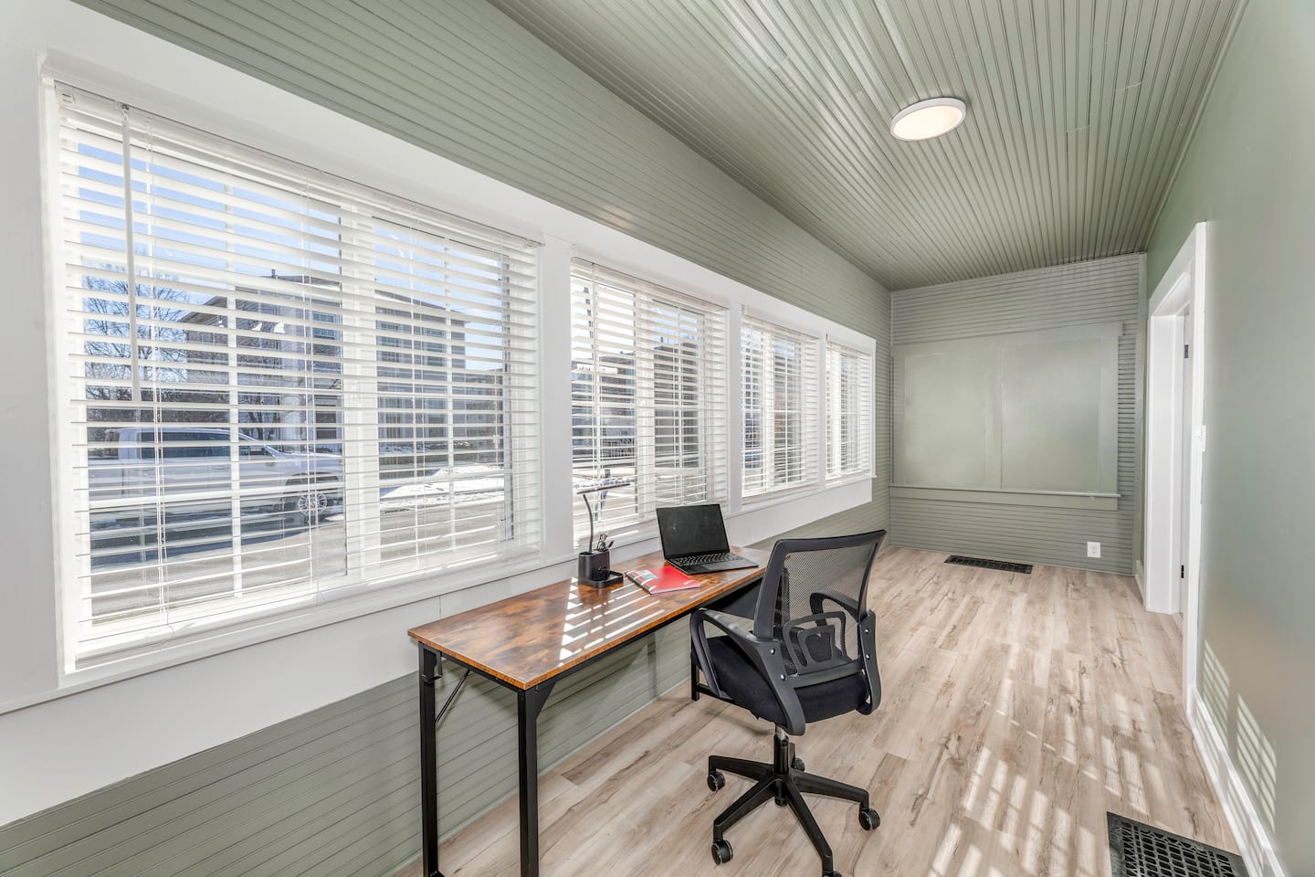 One Bedroom Apt. w/ King Suite & Free Parking