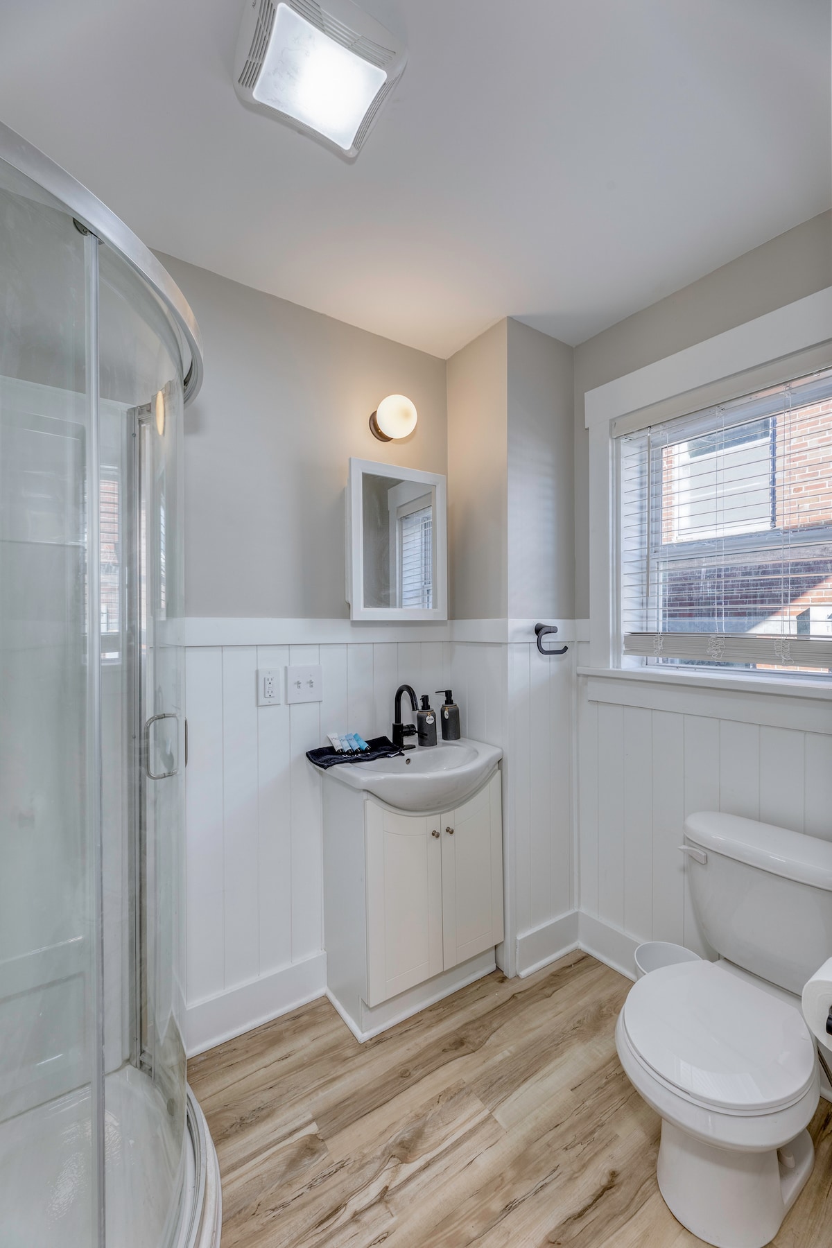 One Bedroom Apt. w/ King Suite & Free Parking
