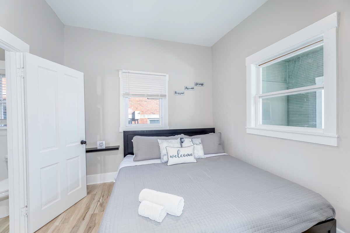 One Bedroom Apt. w/ King Suite & Free Parking