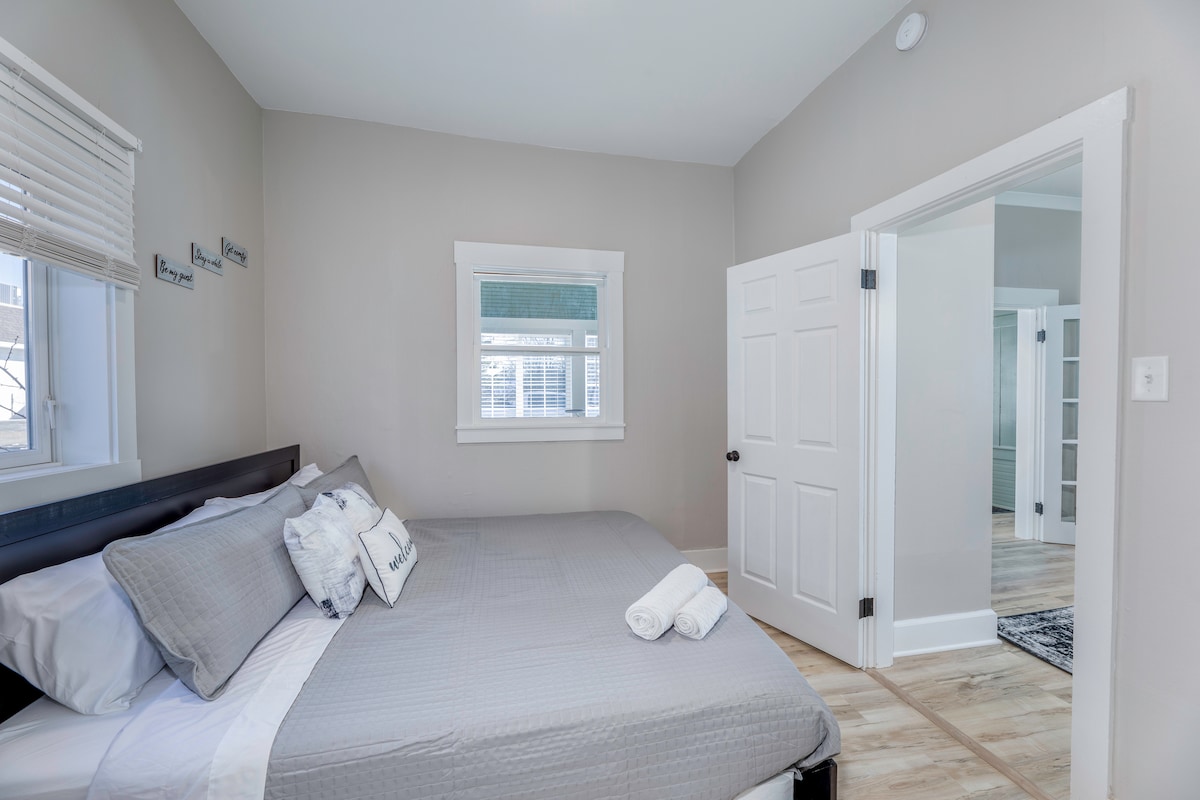 One Bedroom Apt. w/ King Suite & Free Parking