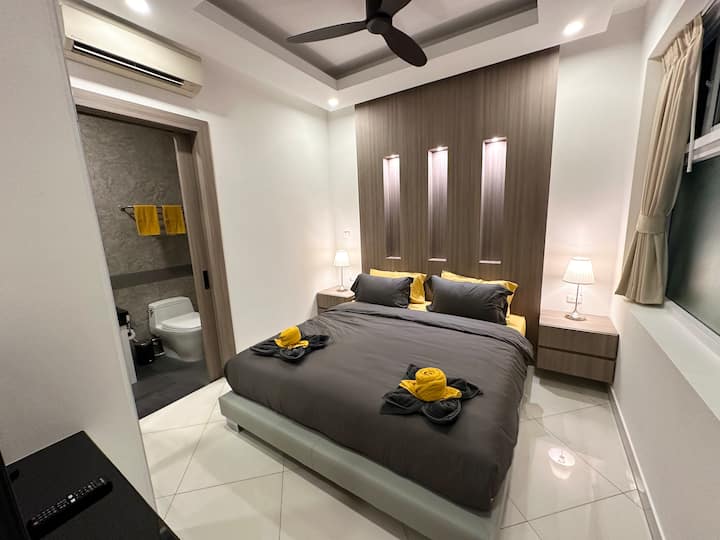 Chambre à l'étage – Vue de nuit
Chambre confortable et privée à l'étage avec un lit king size, une télévision intelligente et un décor moderne.
