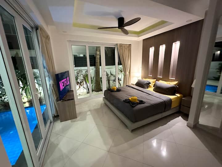 Chambre principale au rez-de-chaussée, avec accès au jardin et à la piscine - lit King size.