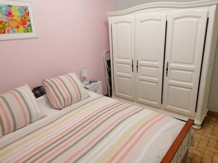 غرفة النوم الرئيسية، بسرير كبير الحجم