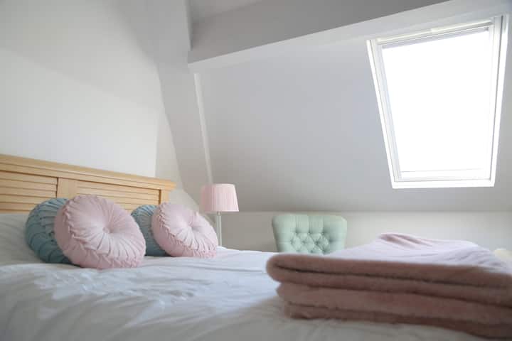 Dhomë gjumi në katin e sipërm.