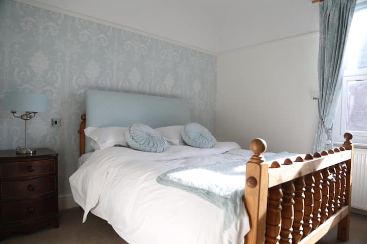 Dhomë gjumi kryesore me dhomë zhveshjeje dhe suitë.