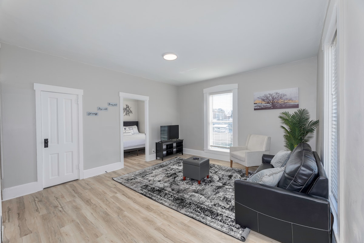 One Bedroom Apt. with King Suite