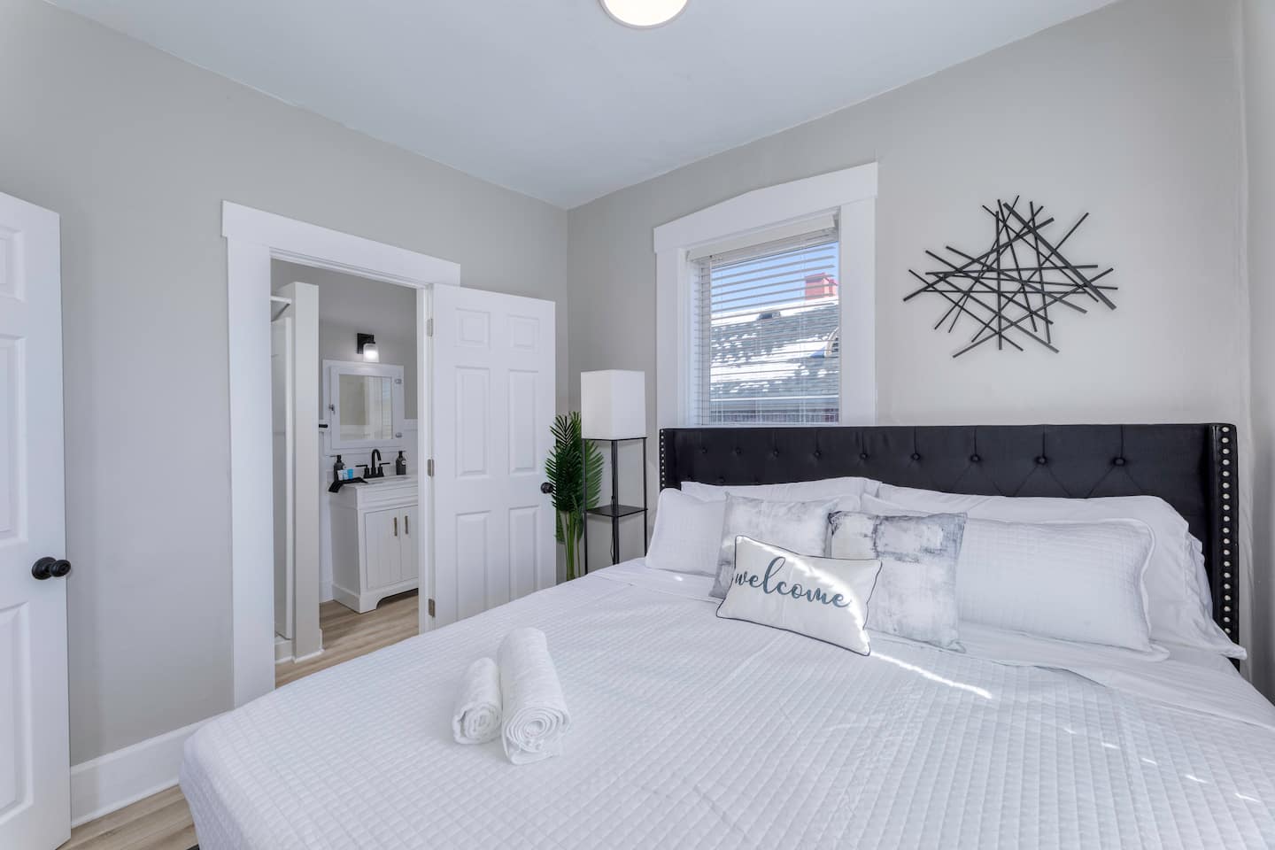 One Bedroom Apt. with King Suite