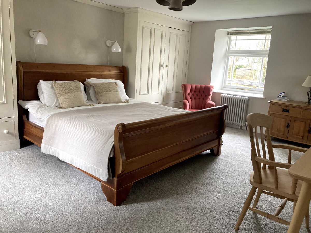 супер голямо легло плюс самостоятелна баня с черна вана и отделен душ