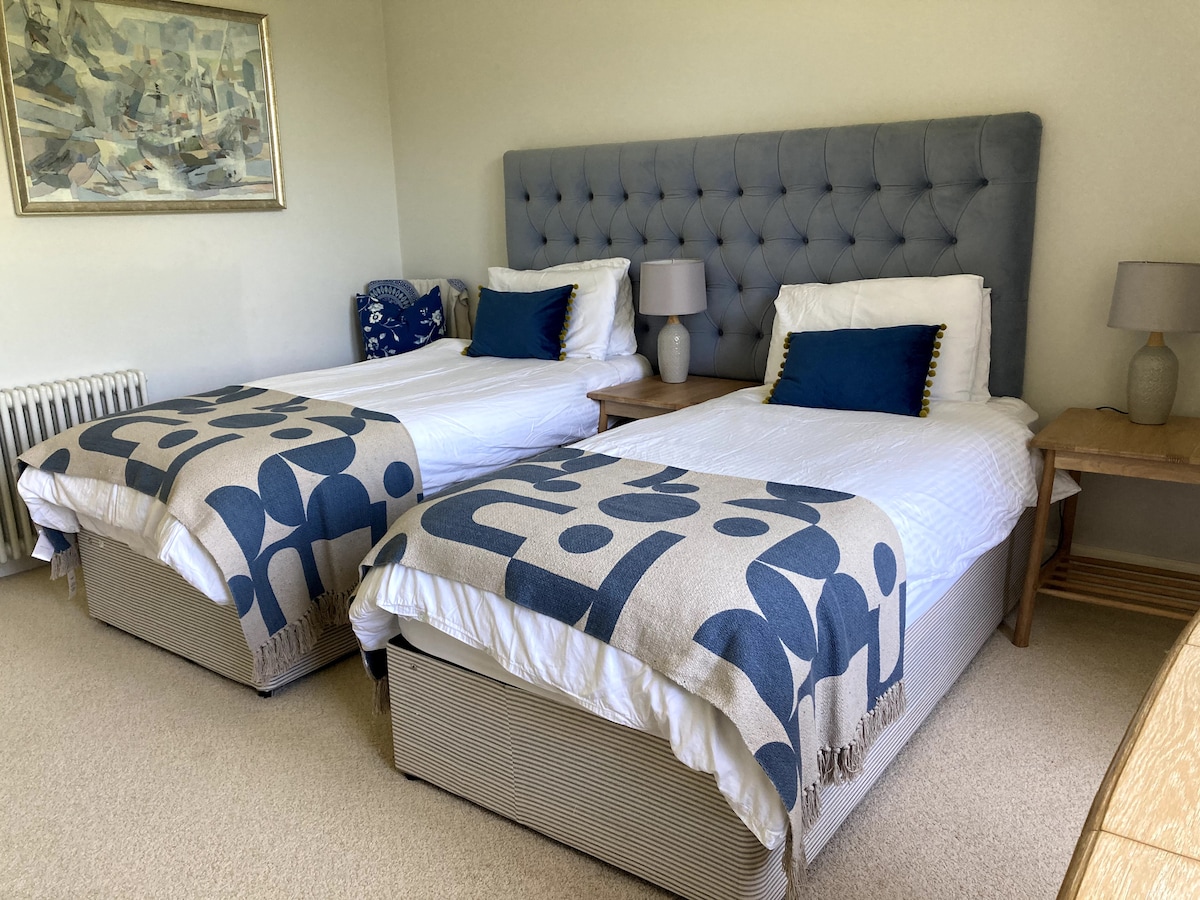 може да бъде конфигурирано като едно суперголямо легло или две близначки