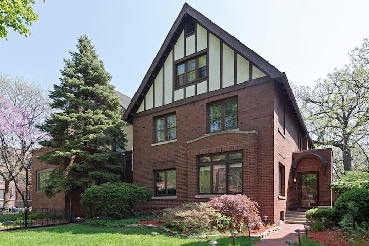 Amazing historic campus mansion!