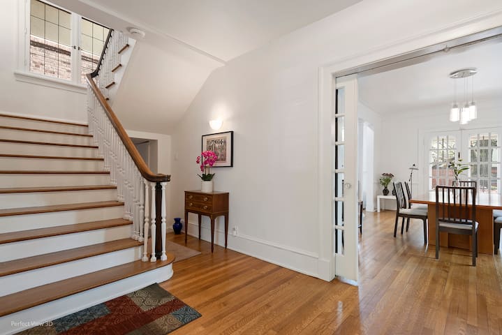 Amazing historic campus mansion! gallery image 4