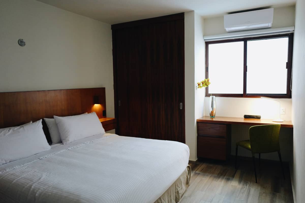 Entrada principal con portón de madera y estacionamiento privado - Villa La Ceiba