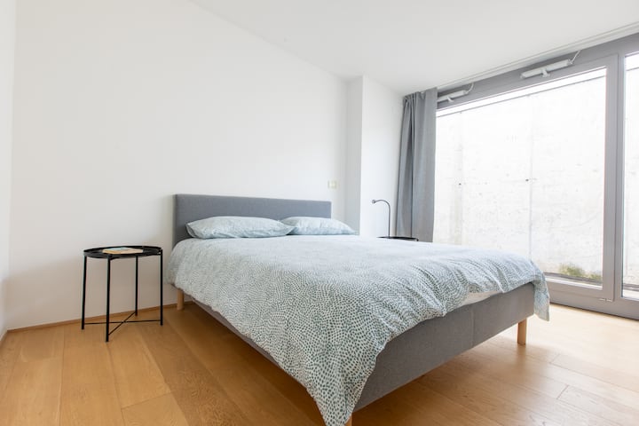 Светла двокреветна соба со душек со димензии 160 x 200 см, двоен комплет перници и биро 