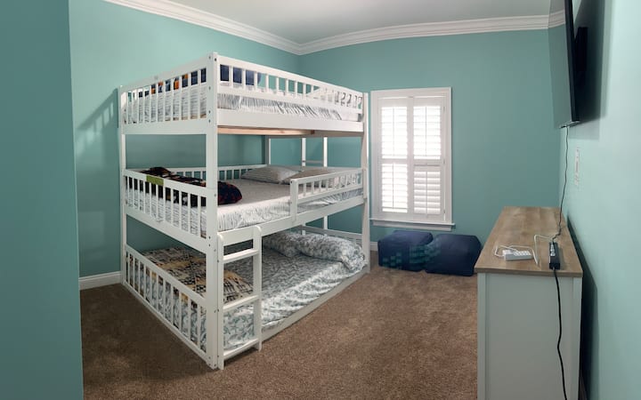 Trojlôžková poschodová izba s manželskou posteľou. Počet lôžok: 6