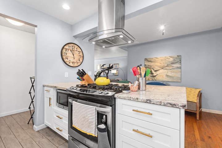 Walk to Huston Lake | 2 king beds | pickleball gallery image 2