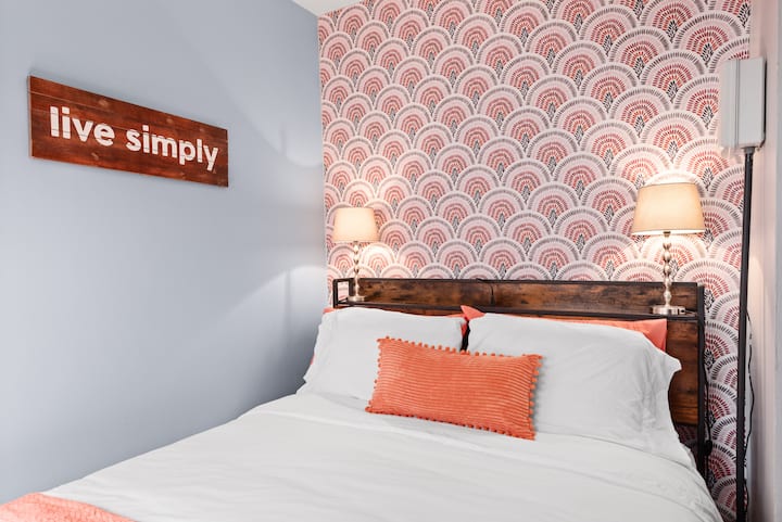 חדר שינה שלישי נוח עם מיטת קווין סייז וקיר דגש יפהפה.