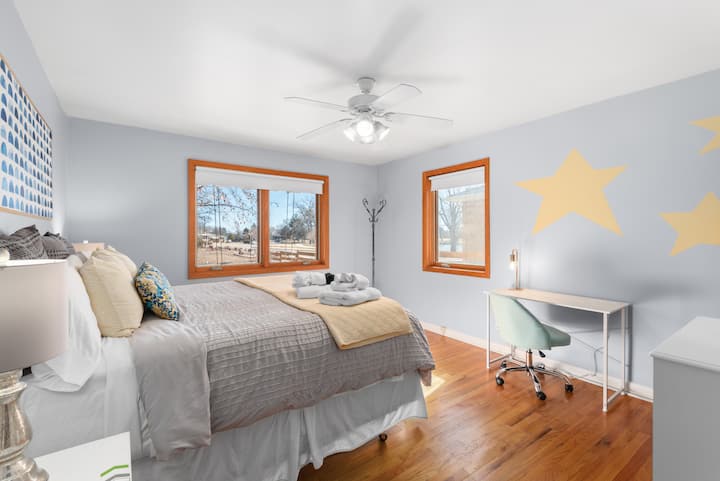 חדר שינה שני ענק עם מיטת קינג סייז נוחה עם מזרן עליון ונוף יפה לאגם דרך החלון! עמדת עבודה שנייה בחדר השינה הזה ושידה לחפצים שלכם יחד עם מקום לתלייה.