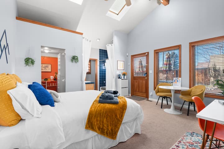 סוויטת הורים ענקית עם מיטת קינג סייז נוחה, תחנת עבודה ושולחן יחד עם מטבחון וחדר רחצה ושירותים. אתם תאהבו גם את החלונות כאן!