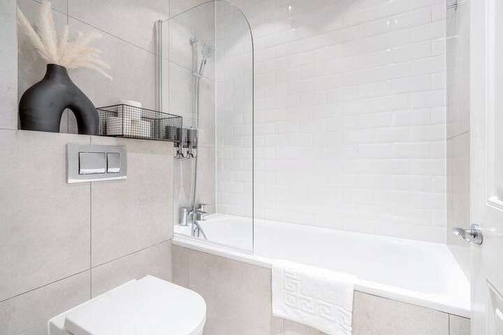 Stay Kula Tower Bridge – Superior Two Bedroom gallery image 5