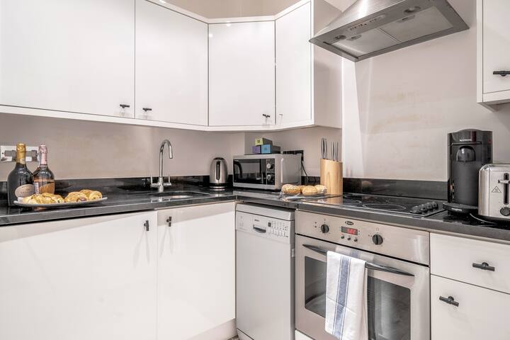 Stay Kula Tower Bridge – Superior Two Bedroom gallery image 2