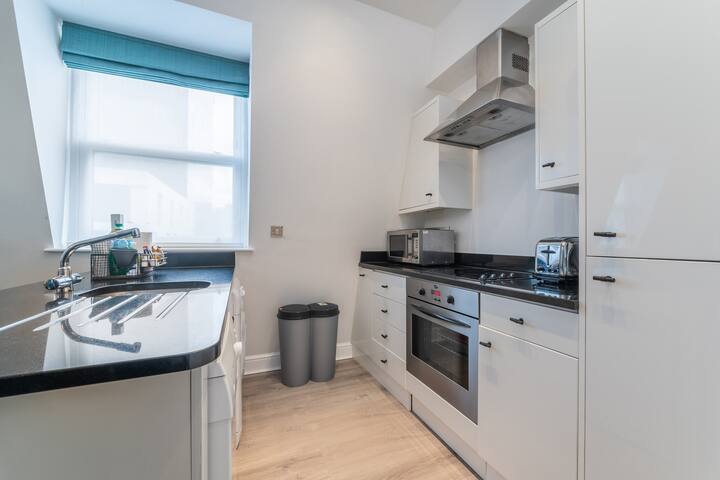 Kula Tower Bridge – Premium Two Bedroom gallery image 4