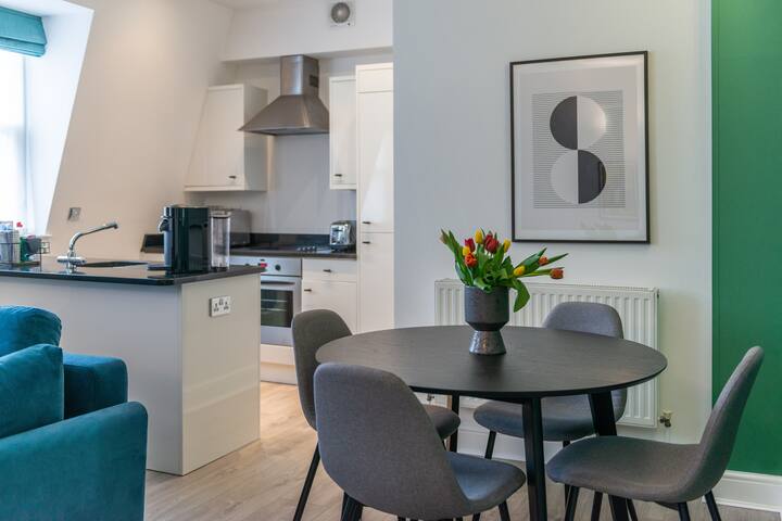 Kula Tower Bridge – Premium Two Bedroom gallery image 3