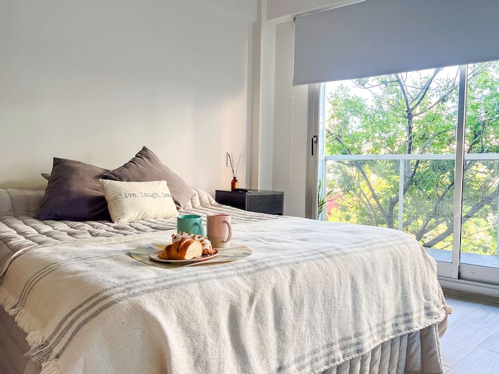 Sviežkosť hája vchádzajúceho cez vaše okno.