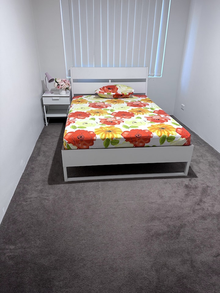 Descubre la serenidad en nuestro segundo dormitorio en nuestro Airbnb de Harrisdale. Relájate con comodidad y estilo, donde cada detalle.