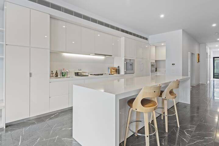 Waterfront Gem in Dockland Expansive 5BR/4BA C8 gallery image 2