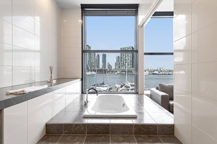Waterfront Gem in Dockland Expansive 5BR/4BA C8 gallery image 4