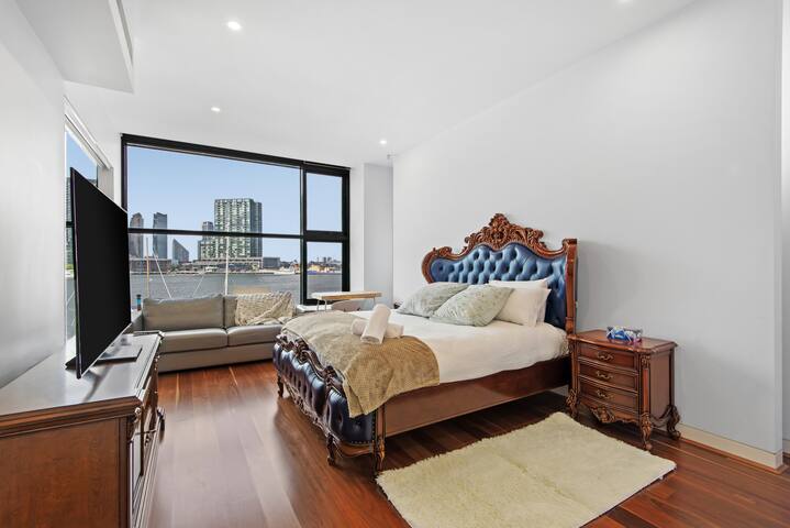 Waterfront Gem in Dockland Expansive 5BR/4BA C8 gallery image 3