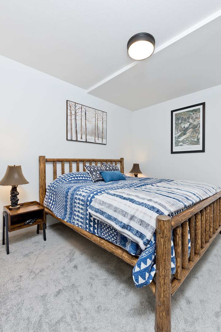 Pohodlná manželská posteľ a televízor v izbe.