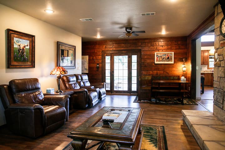 Secluded Luxury Log Cabin - Belton, TX