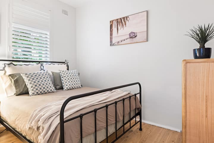 Druhá spálňa má pohodlnú manželskú posteľ, ktorá vás pozýva na oddych v pokojnom pohodlí po dni strávenom objavovaním.