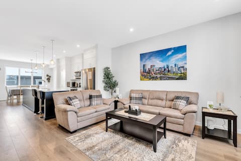 Top Airbnb: Cozy home in SE - AC/Garage/BBQ/Yard in Rangeview
