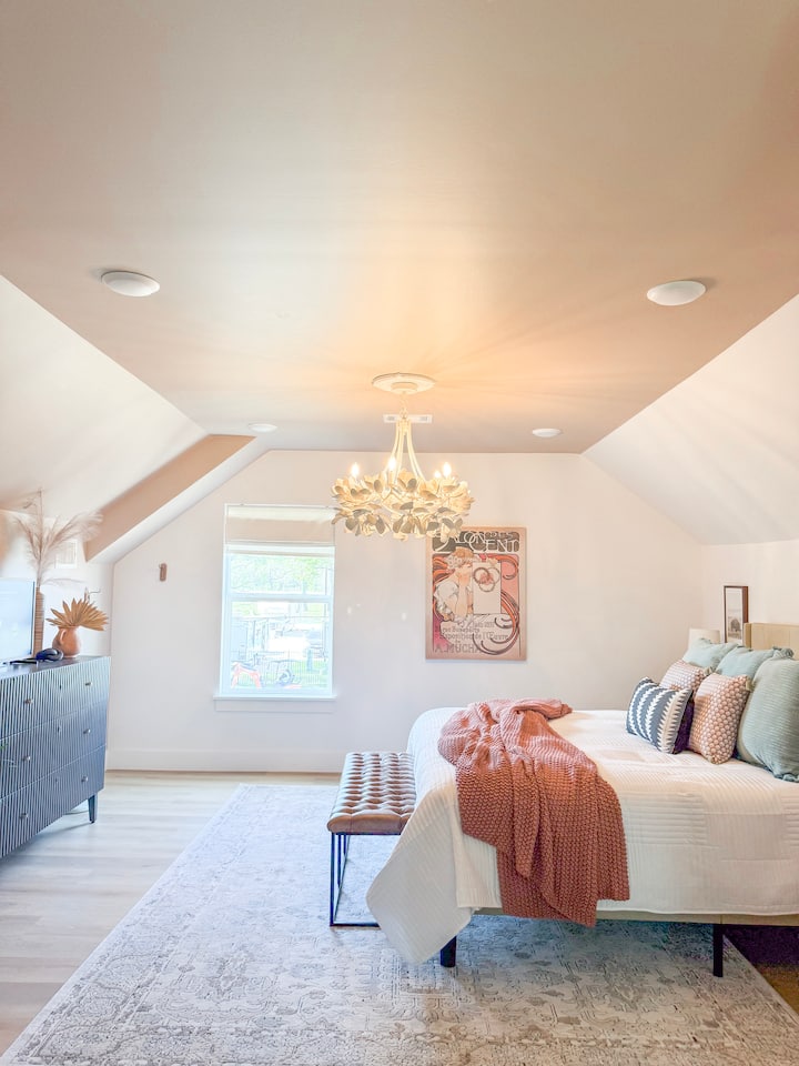 „მიშელის აპარტამენტში“ არის დიდი ზომის საწოლი, მოსასვენებელი სივრცე ორი, ფართო უჯრისთვის, კარადა და მიმაგრებული აბაზანა. Იცხოვრეთ მყუდროდ ჩვენს მიწიერ ბოჰოში საძინებელში. 