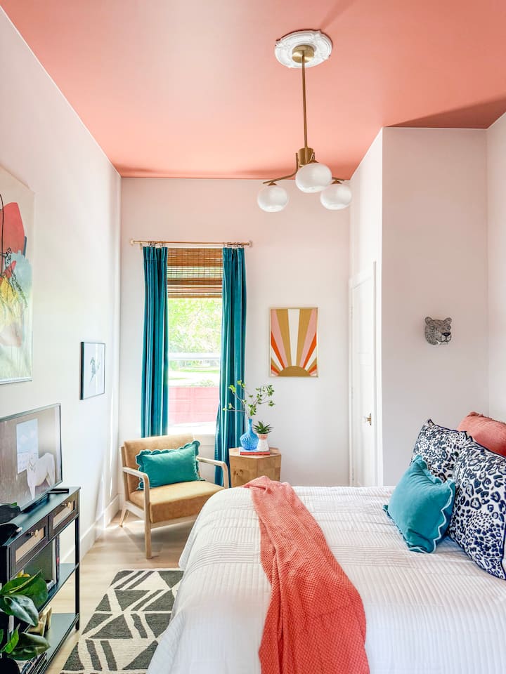 „The Lizzy“ ჩვენი ეკლექტური, მაგრამ მყუდრო საძინებელია. Ის პატარა, მაგრამ მაინც ფართოა და კოვბოის სტილში პუნჩს აწყობს.