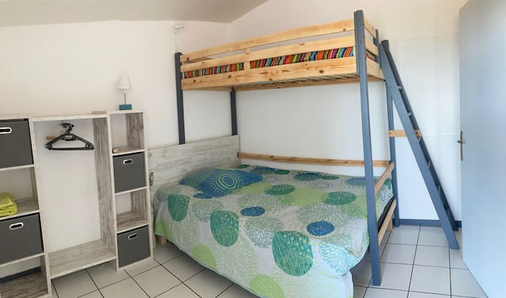 Tretia spálňa na poschodí s 140 posteľami a 90 mezanínovou posteľou. K dispozícii je priestor na pridanie grilovacej postele. Táto izba má vlastnú izbu s krásnym výhľadom na more 