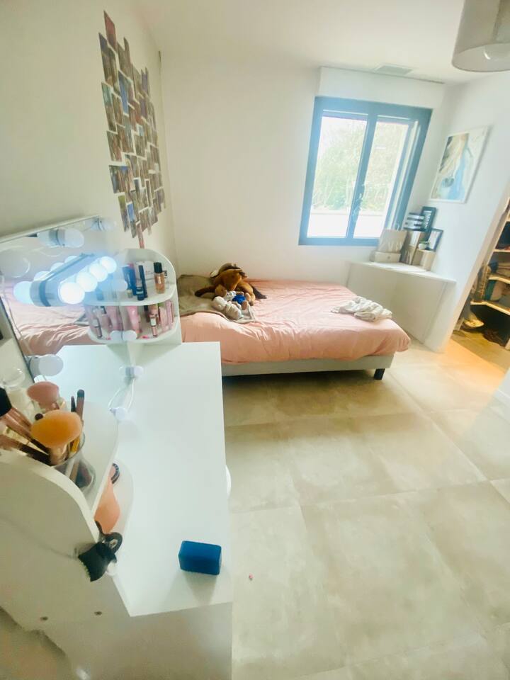 Bračni krevet u spavaćoj sobi s besplatnom garderobom